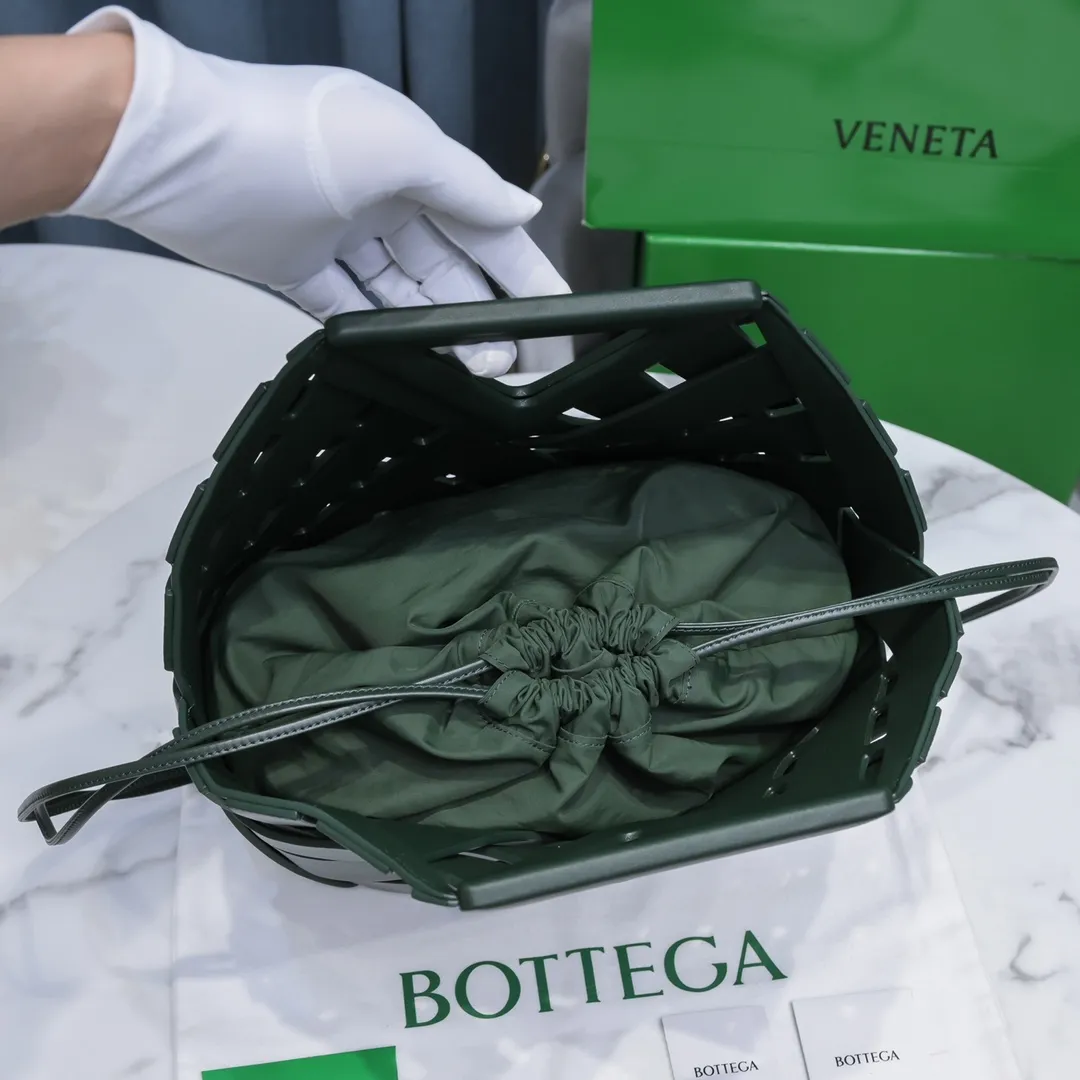 #B家 🔥4042 new autumn and winter styles are here! This is a creative handbag that looks super high-end. French calfskin scissor handbag. The inner bag can be actively used separately. Paper nylon drawstring bag. Magnetic handle opening and closing makes the whole bag calm and practical. Innovative concepts and classics coexist, making you feel the modern realm of art and elegance. Size 31x30.5x17.5, model: 6610#